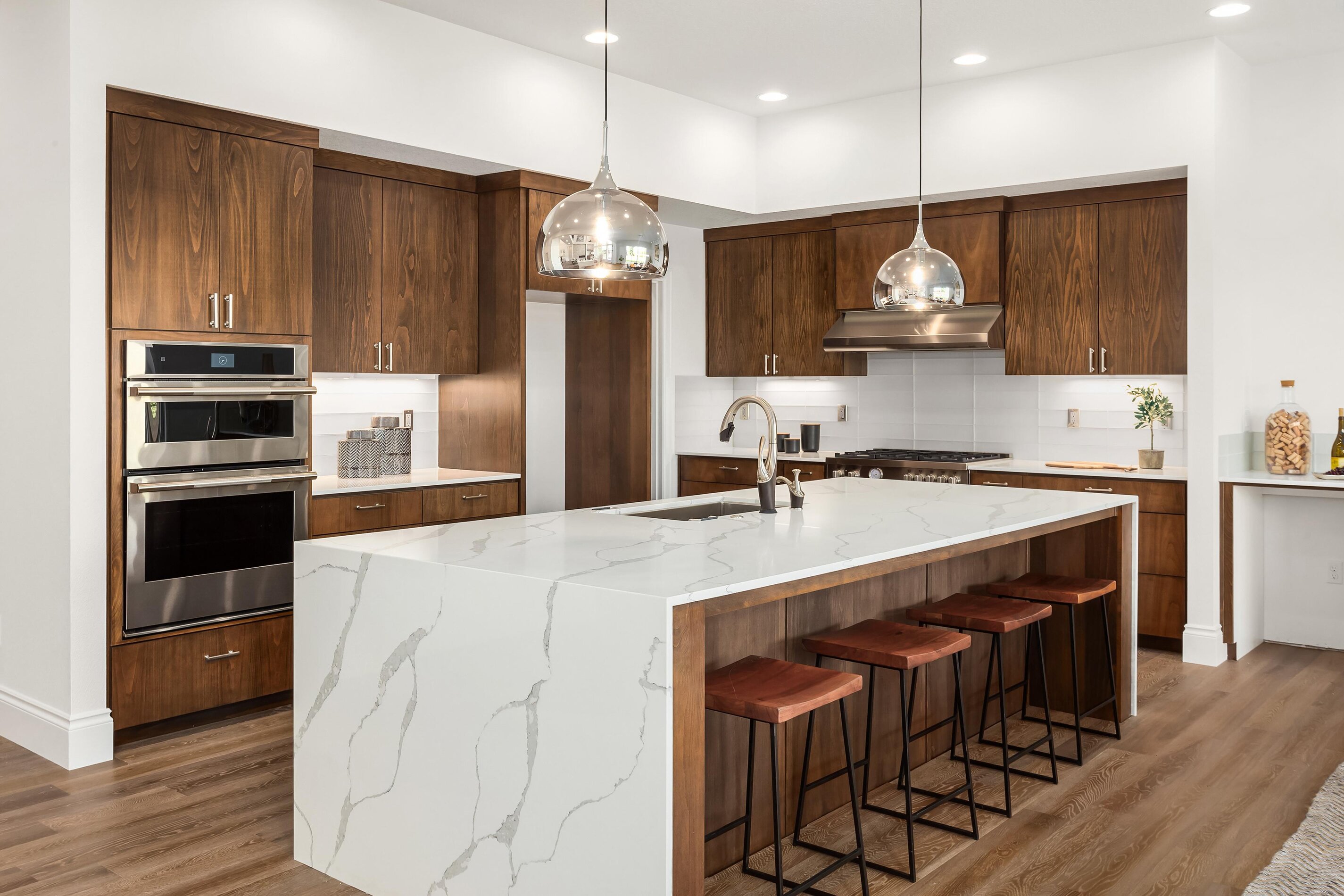 Cocina renovada con gabinetes de madera